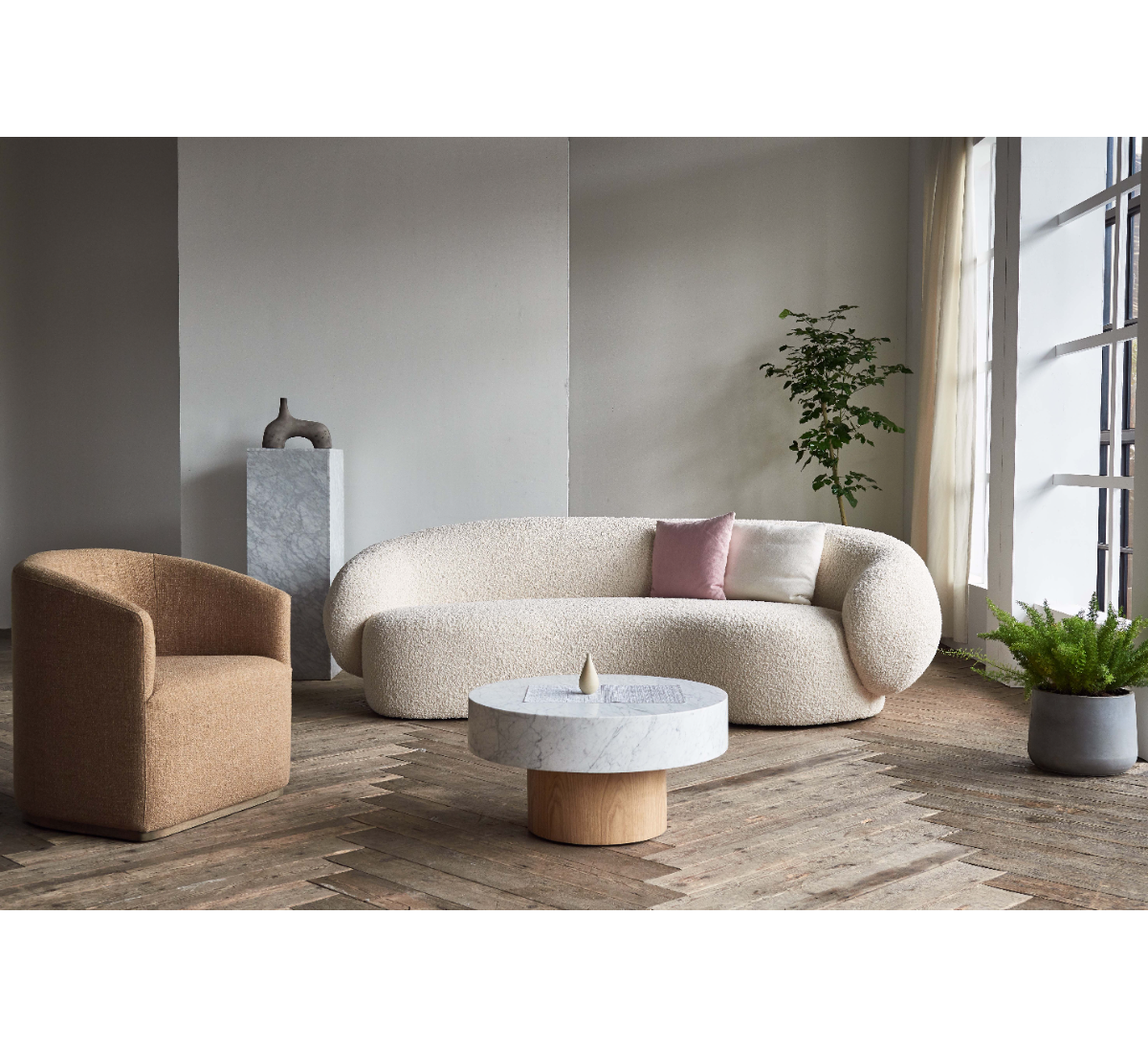 Диван KARMA Andrew Martin, стоимость 583 200 руб.  Фотография 2